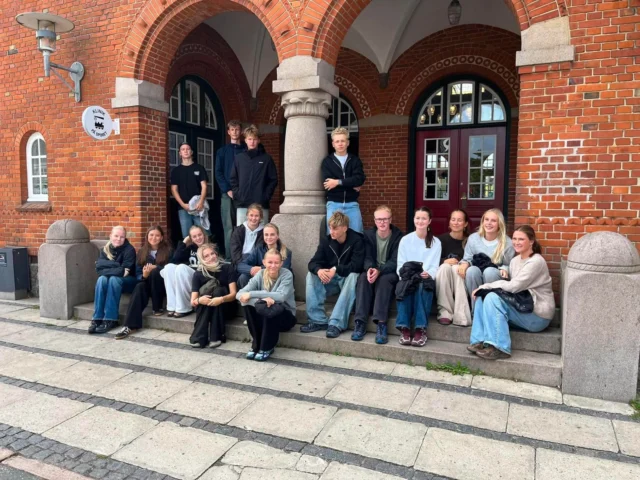 I dag har vi haft eleverne på tur rundt i Holstebro, så de i løbet af skoleåret kan finde lægehus, togstation og hvem ved, måske et sted, hvor de serverer den bedste pizza?😅😋🍕 #laegaarden #lægården2627 #tourdeholstebro