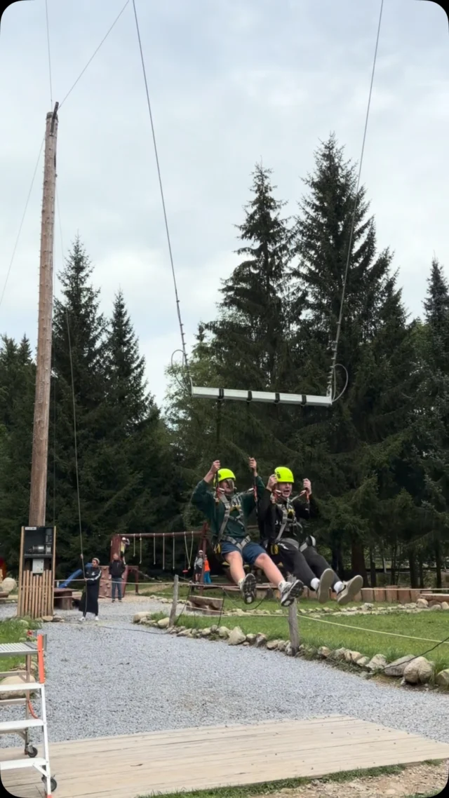 Hvordan lyder det, hvis man sætter en mikrofon fast på eleverne, mens de er oppe i “The giant swing”? 🫪😎