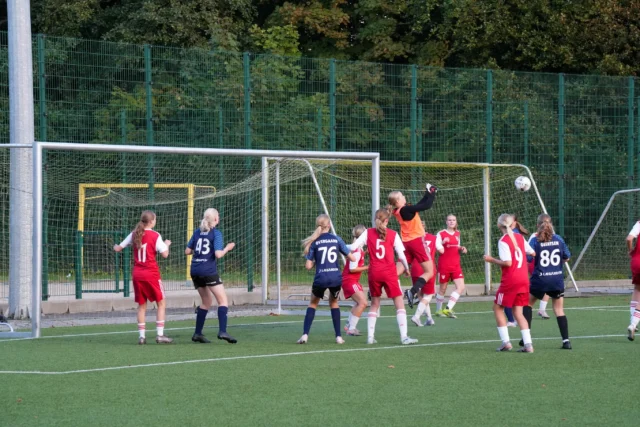 Mandag aften lagde Lægård Park “græs” til året første hjemmekamp ⚽️⚽️. Denne gang var det vores liga 1 piger, som fik den ære, og de gjorde det godt med en 1-0 sejr over Vejle. Efter 2 kampe har holdet 2 sejre, så det tegner til en stærk sæson⚽️💪🏻 #laegaarden #lægården2627 #pigefodbold