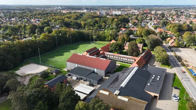 Efterskoler ligger langt ude på landet i Vestjylland! Nej, det gør de faktisk ikke allesammen. Lægården er eksempelvis en meget bynær efterskole med kort afstand til togstation og hyggelig gågade. Hvis du vil se skolen både indvendigt og udvendigt, så kig forbi til Efterskolernes dag den 27. september mellem 13 og 17, hvor vi byder på rundvisning, linjeinfo og lidt godt til ganen😀
#efterskolernesdag #laegaarden