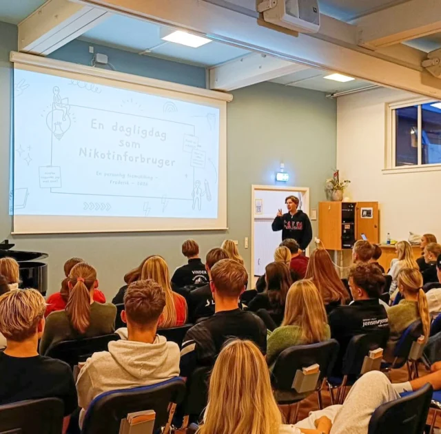 Onsdag aften havde vi besøg af @frederikvestbjerg , som ærligt og uden løftede pegefingre fortale om nikotinafhængighed og hvilke konsekvenser det kan have både nu og senere i livet. Foredraget er kommet i stand i samarbejde med @kraeftensbekaempelse og @holstebrokommune 😊🙌🏻 #laegaarden #kræftensbekæmpelse #lægården2627